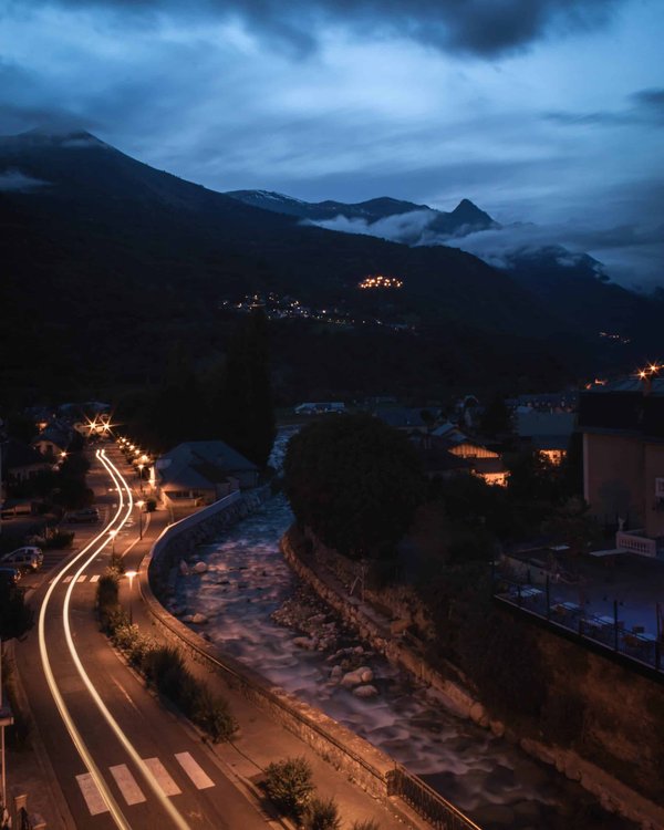 What's the Key to a Flavorful Homemade Chicken Stock for Soups and Sauces?